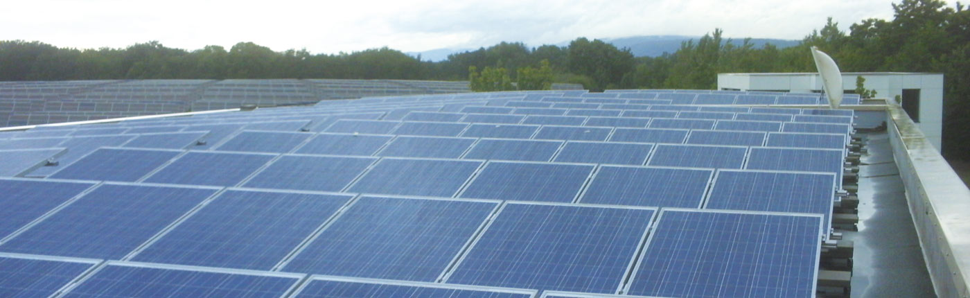 Photovoltaik Dachanlage auf dem Betriebsgebäude der SAD mbH Malsch. Auf diesem Bild sind mehrere Reihen Solarpanele zu sehen, die das gesamte Flachdach bedecken.